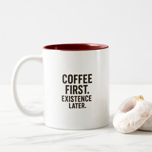 Tasse „Kaffee zuerst, Existenz später“ – Kaffeinei (Mit Donut)