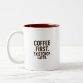 Tasse „Kaffee zuerst, Existenz später“ – Kaffeinei (Links)