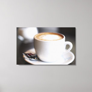 Tasse Kaffeetasse auf dem Tisch, nah Leinwanddruck