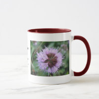 Tasse lila Blume mit schwarzem Text: schöner Tag