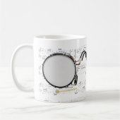 Tasse - marschierende große Trommel mit Blattmusik (Links)