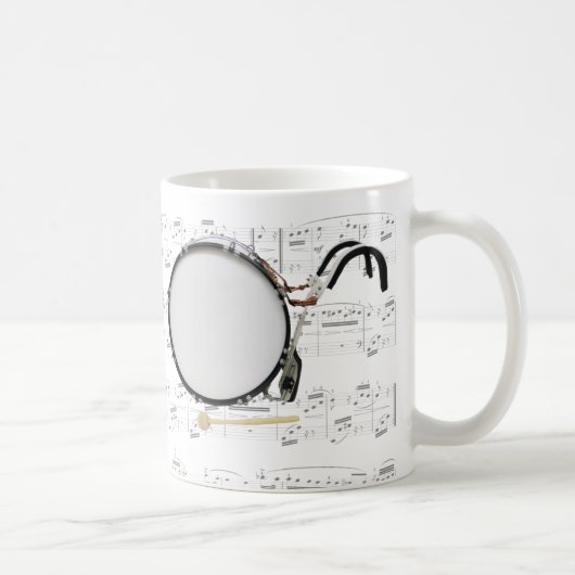 Tasse - marschierende große Trommel mit Blattmusik (Rechts)