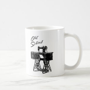 Tasse mit altmodischer Nähmaschine mit Fußantrieb