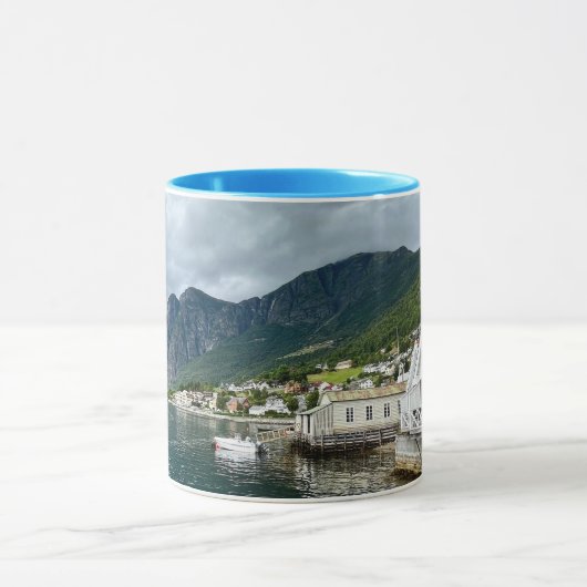 Tasse mit Aurlandsfjord (Zentrum)