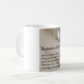 Tasse mit Bibelvers Römer 8:28 (Vorderseite Links)