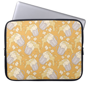 Tasse mit Bier Cartoon nahtlos Muster. Alkohol Laptopschutzhülle