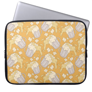 Tasse mit Bier Cartoon nahtlos Muster. Alkohol Laptopschutzhülle