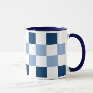 Tasse mit blauem und weißem Karton