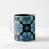 Tasse mit blauen Medaillen auf schwarz (Vorderseite Links)