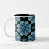 Tasse mit blauen Medaillen auf schwarz (Links)