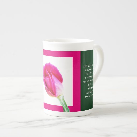 Tasse mit Blumen, Rosa Rose Korinthian Verse auf d (Vorderseite Rechts)