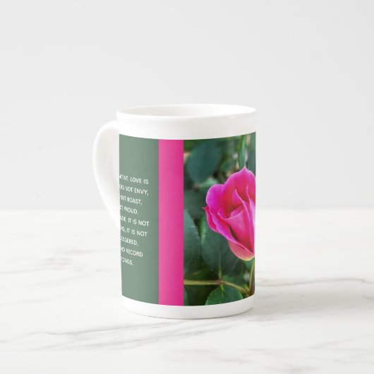 Tasse mit Blumen, Rosa Rose Korinthian Verse auf d (Vorderseite Links)