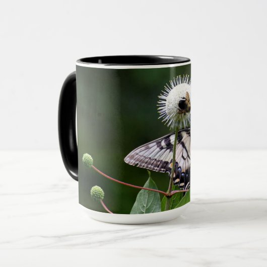 Tasse mit Butterfly & Fly auf Wildblume (Vorderseite Links)
