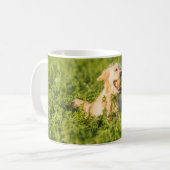Tasse mit dem Bild des Goldenen Retriever im Feld (Vorderseite Links)