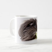 Tasse mit dem niedlichen Meerschweinchen, das (Vorderseite Links)