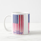 Tasse mit der Flag-Meldung "Support Democracy" (Links)
