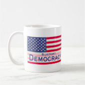 Tasse mit der Flag-Meldung "Support Democracy" (Links)