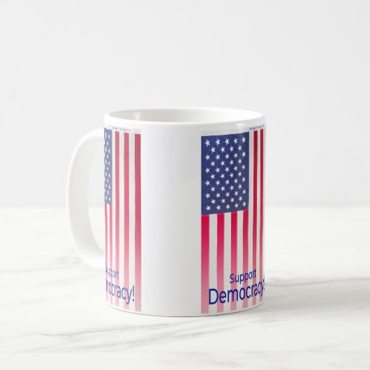 Tasse mit der Flag-Meldung "Support Democracy" (Vorderseite Links)