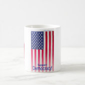Tasse mit der Flag-Meldung "Support Democracy" (Mittel)