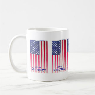 Tasse mit der Flag-Meldung "Support Democracy"
