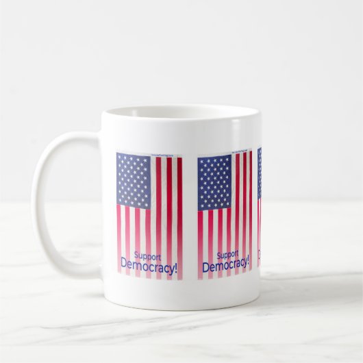 Tasse mit der Flag-Meldung "Support Democracy" (Links)