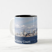 Tasse mit der Skyline von Seattle und heute zählen (Vorderseite Links)
