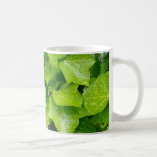 Tasse mit Efeublättern