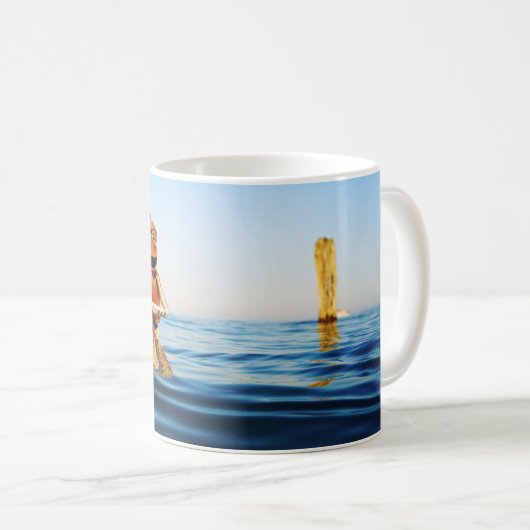 Tasse mit Eichelf im Boot auf dem Meer (VorderseiteRechts)