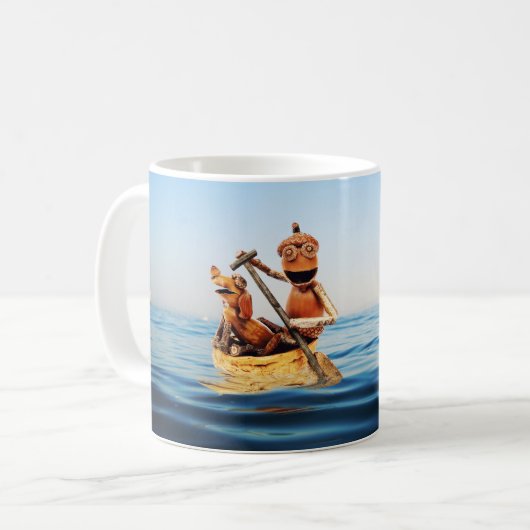 Tasse mit Eichelf im Boot auf dem Meer (Vorderseite Links)