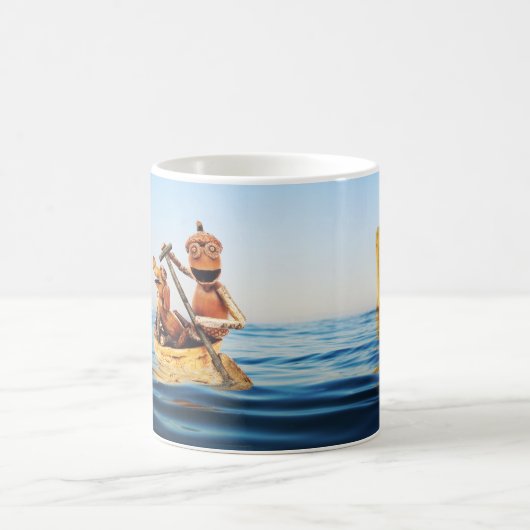 Tasse mit Eichelf im Boot auf dem Meer (Mittel)