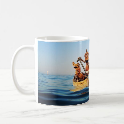 Tasse mit Eichelf im Boot auf dem Meer (Links)