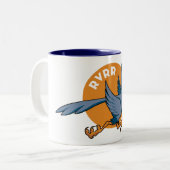 Tasse mit einem breiten Cartoon-Logo (Vorderseite Links)