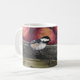 Tasse mit einem Chickadee auf einem Korb der Äpfe