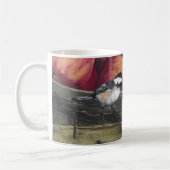 Tasse mit einem Chickadee auf einem Korb der Äpfel (Links)