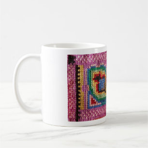 Tasse mit einem kuscheligen Stickmuster