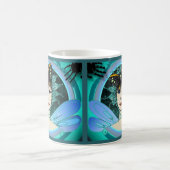 Tasse mit einer stilvollen Fee, die einen (Mittel)