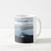 Tasse mit Eis am schwarzen Strand (VorderseiteRechts)