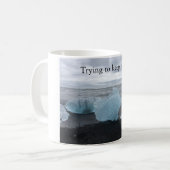 Tasse mit Eis am schwarzen Strand (Vorderseite Links)