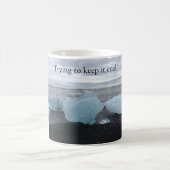 Tasse mit Eis am schwarzen Strand (Mittel)
