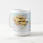 Tasse mit Euro Scheinen und Münzen (Vorderseite Links)