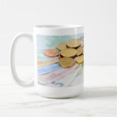 Tasse mit Euro Scheinen und Münzen (Links)