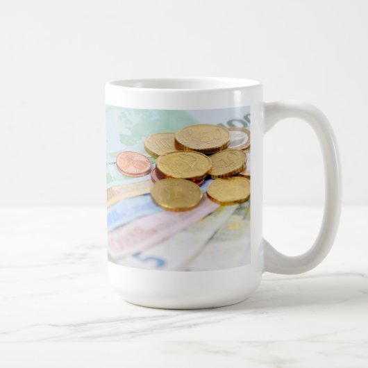 Tasse mit Euro Scheinen und Münzen (Rechts)