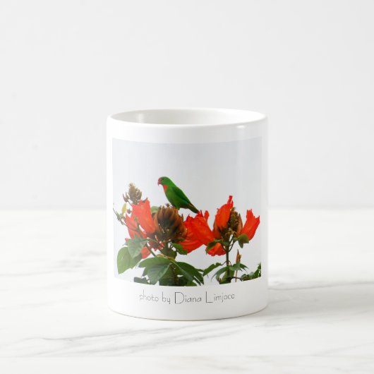 Tasse mit exotischem tropischem grünem und orange (Mittel)