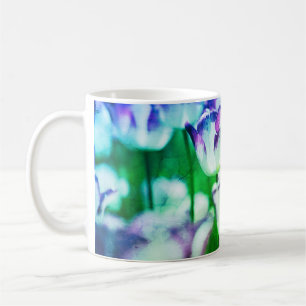 Tasse mit farbigen Tulpen