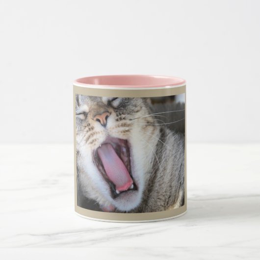 Tasse mit Fotografie einer gähnenden Tabbykatze (Zentrum)