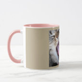 Tasse mit Fotografie einer gähnenden Tabbykatze (Links)