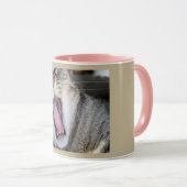 Tasse mit Fotografie einer gähnenden Tabbykatze (VorderseiteRechts)
