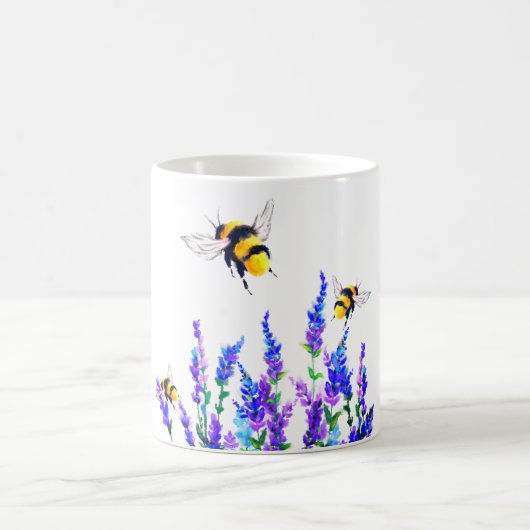 Tasse mit Frühlingsblumen und Bienen fliegen (Mittel)