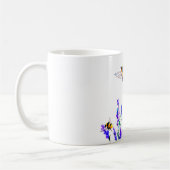 Tasse mit Frühlingsblumen und Bienen fliegen (Links)