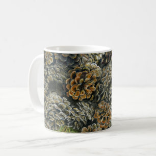 Tasse mit gefallenem Pinecones herum